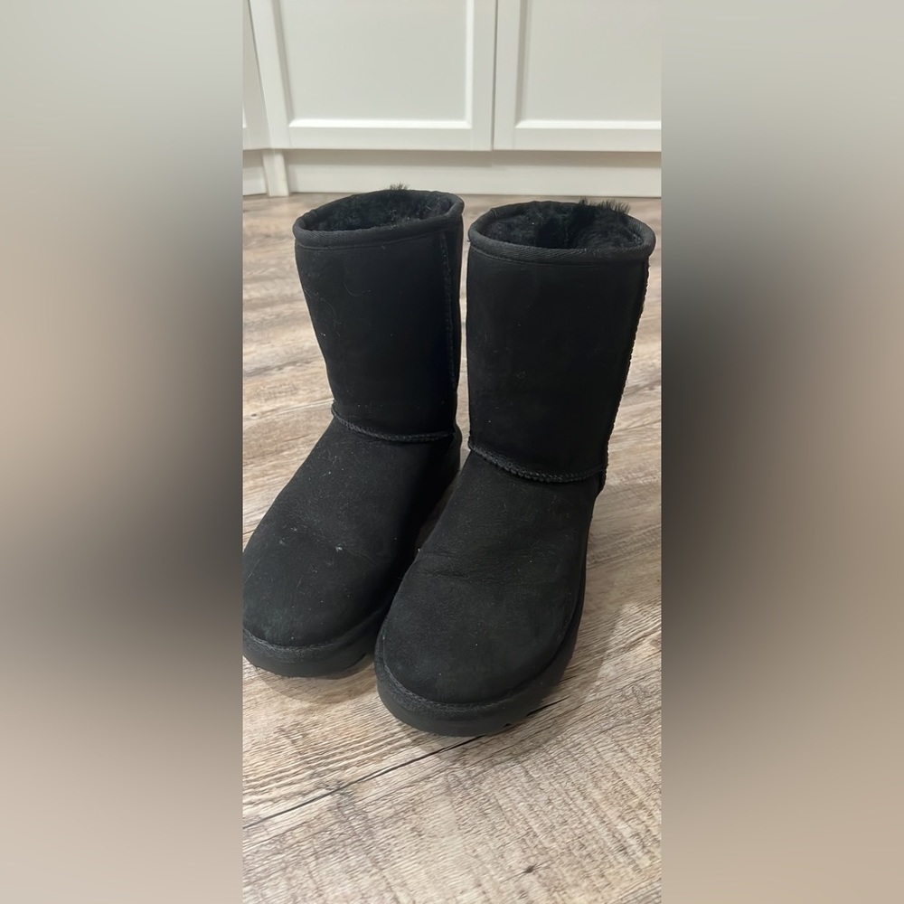 Short black UGG boots Size 6